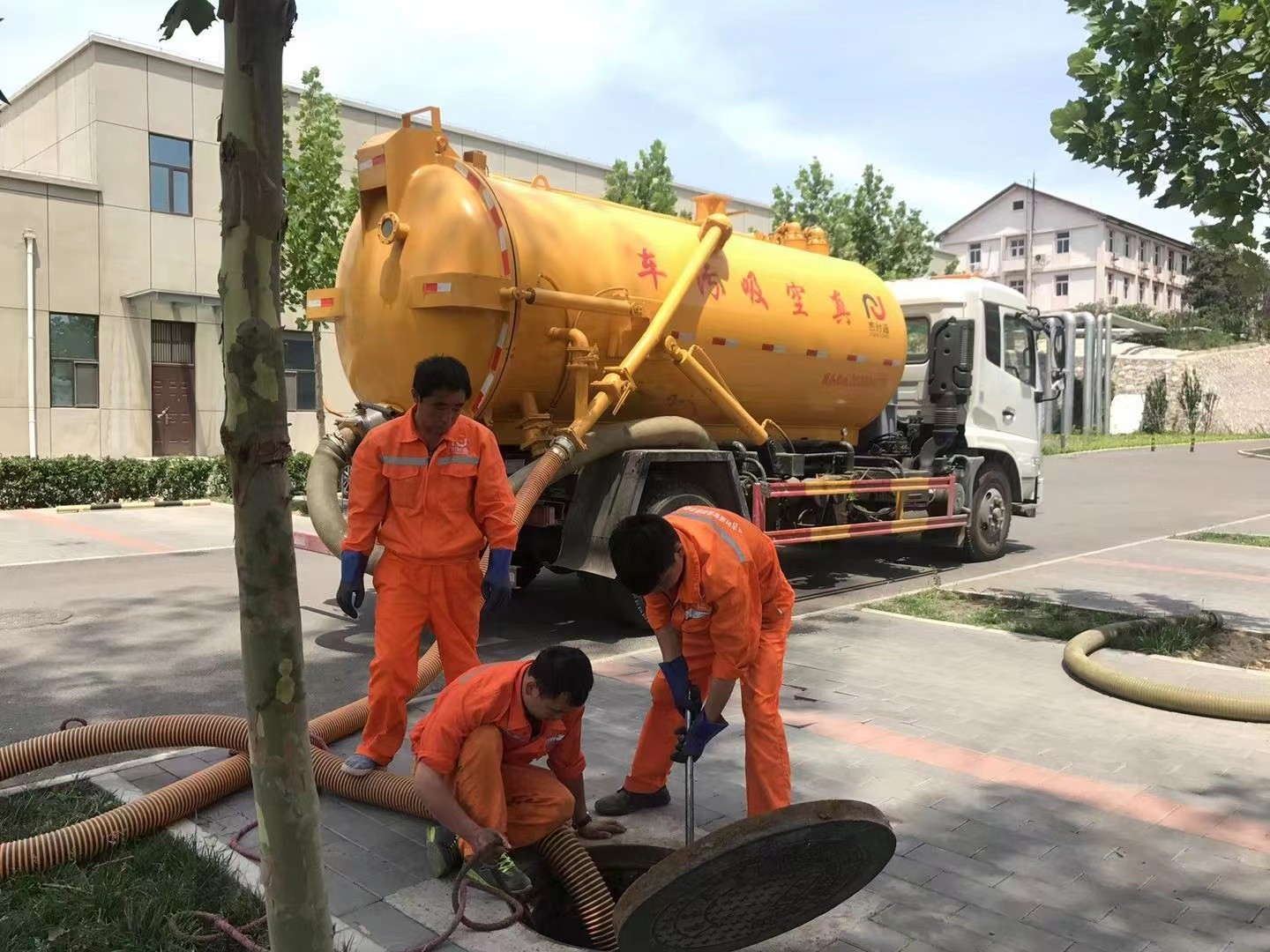 曲水管道疏通车停在窨井附近